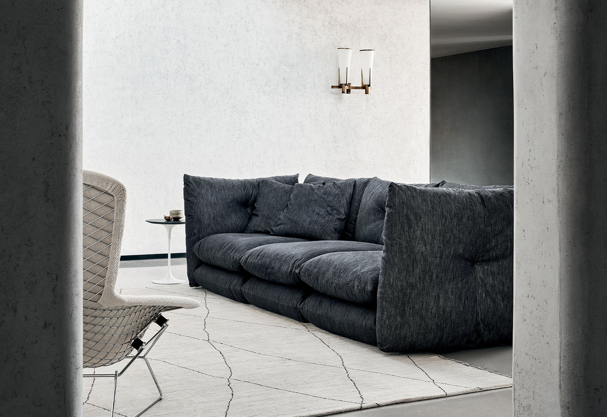 Pillo Three-Seat Sofa, Willo perron, Knoll