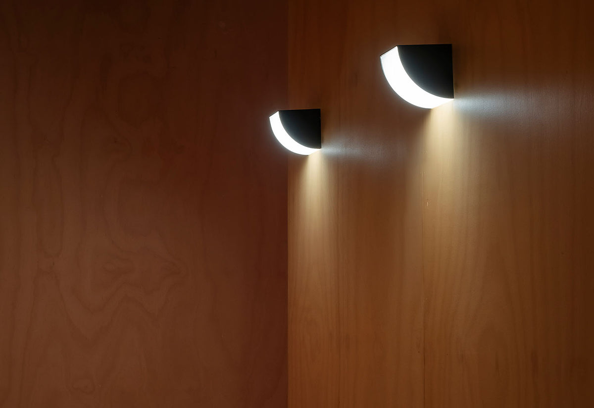Phase Wall Sconce, Estudio persona, Resident