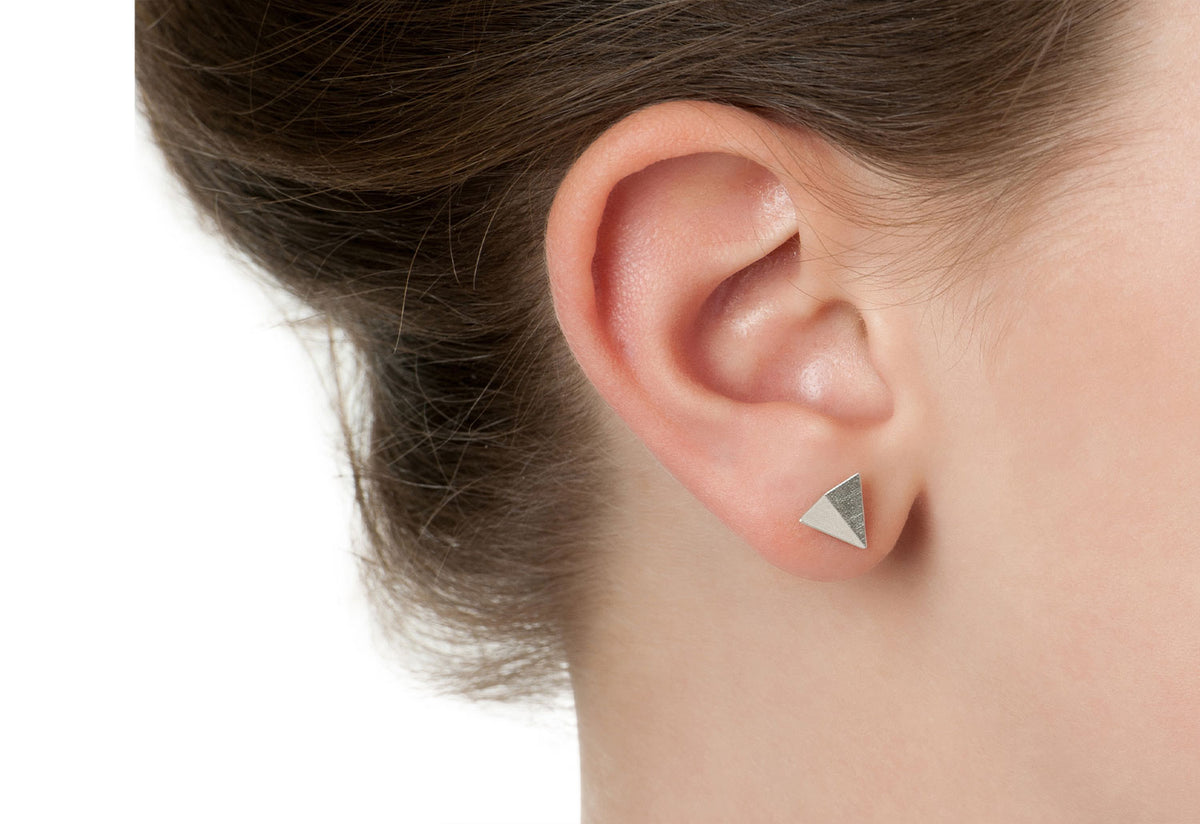 Point 4 stud earrings, Bent Triangle, Kei tominaga