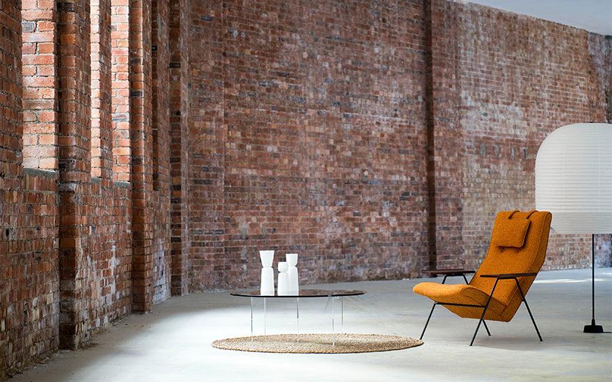 -twentytwentyone anniversary edition reclining chair by Robin day with the Hotaru floor lamp