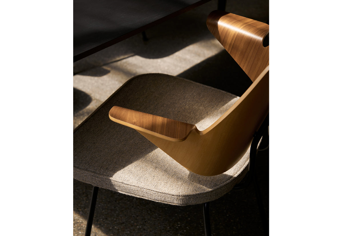 RFH Armchair, Robin day, Andtradition