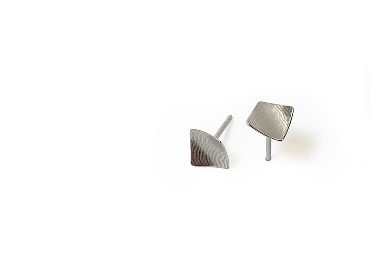 Point 4 Stud Earrings | Curved Square, Kei tominaga