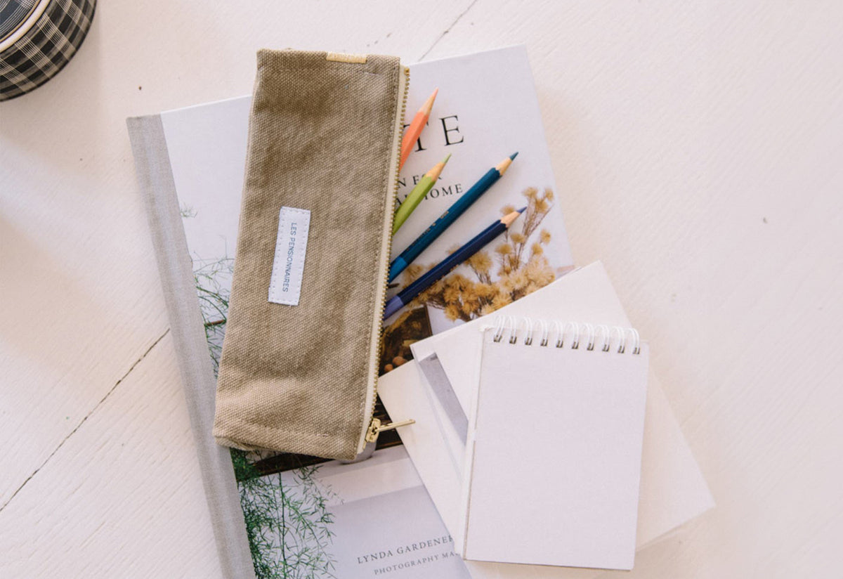 Pencil Case, Les pensionnaires