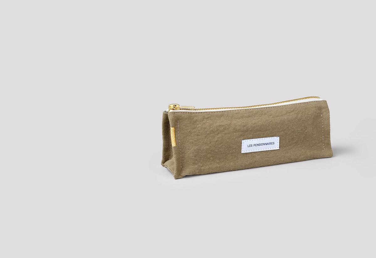 Pencil Case, Les pensionnaires