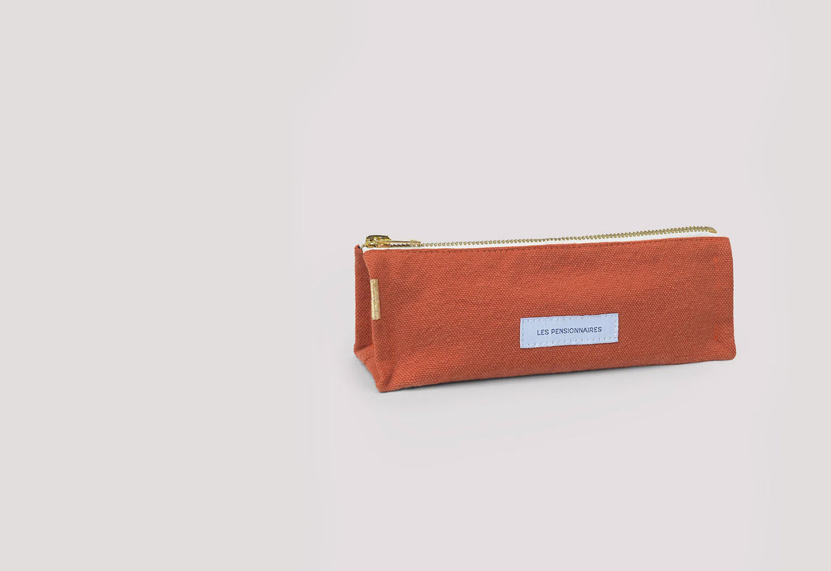 Pencil Case, Les pensionnaires