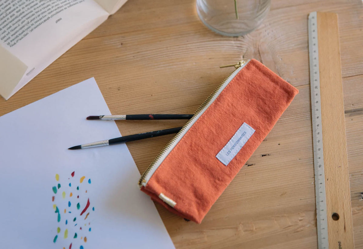 Pencil Case, Les pensionnaires