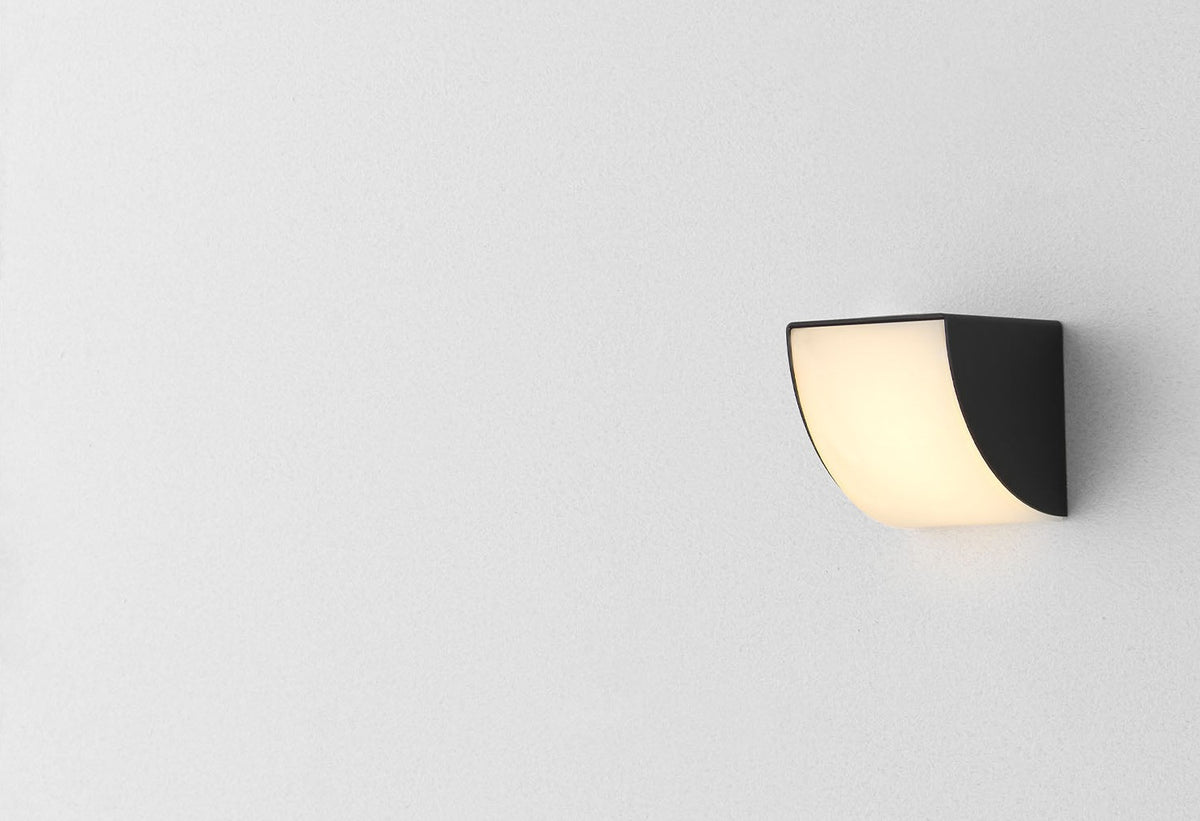 Phase Wall Sconce, Estudio persona, Resident