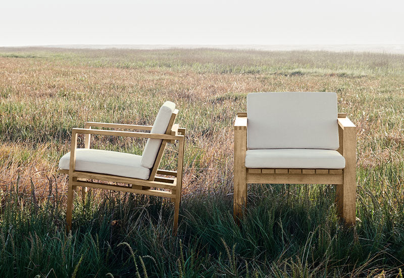  Two BK10 dining chair in a field. Designed by Bodil Kjaer for Carl Hansen & Son.