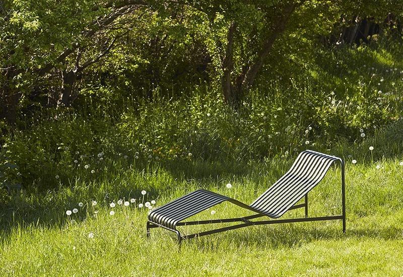  Palissade chaise lounge in anthracite in the garden